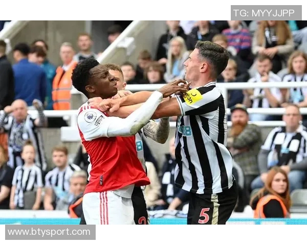 阿森纳与纽卡工作人员冲突现场惊现干草叉引发热议