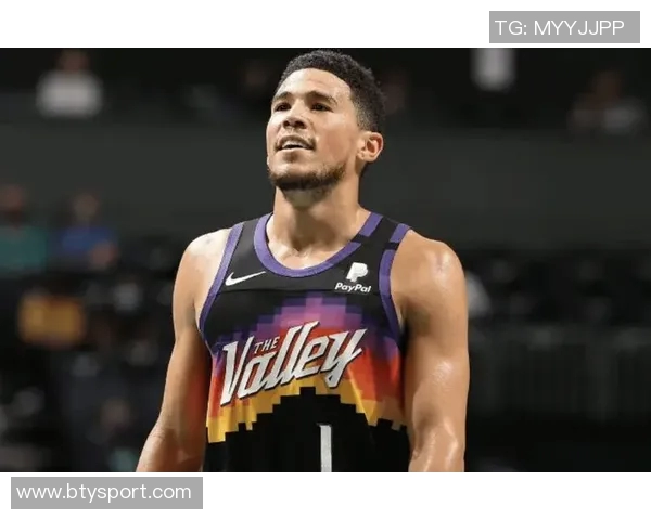 布克半场展现得分能力9投4中贡献14分2板5助表现抢眼